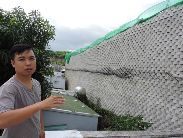 Xây tường thành trái phép còn thách Sở Xây dựng đến dỡ - Ảnh 1. Xây tường thành trái phép còn thách Sở Xây dựng đến dỡ - Ảnh 1.