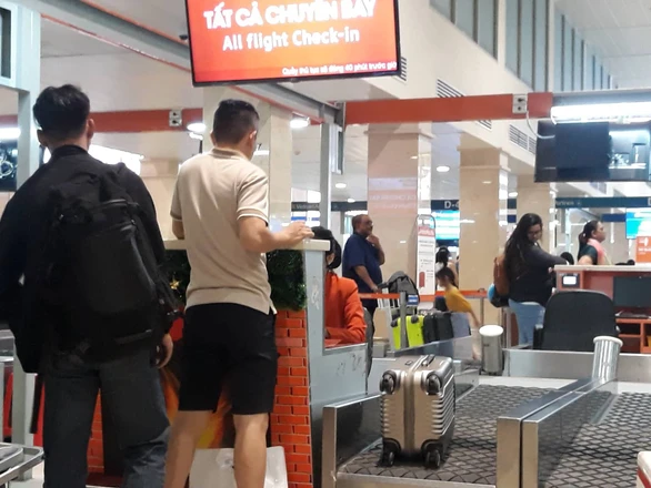 Chuyện người đàn ông thơm phức nước hoa ở sân bay Tân Sơn Nhất - Ảnh 1. Chuyện người đàn ông thơm phức nước hoa ở sân bay Tân Sơn Nhất - Ảnh 1.