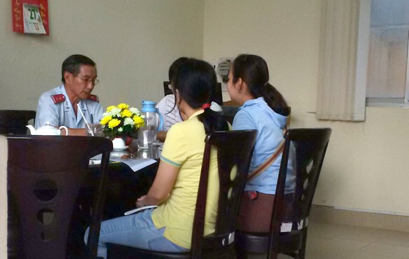 Chánh thanh tra sở vừa hút thuốc vừa từ chối đơn khiếu nại - Ảnh 1. Chánh thanh tra sở vừa hút thuốc vừa từ chối đơn khiếu nại - Ảnh 1.