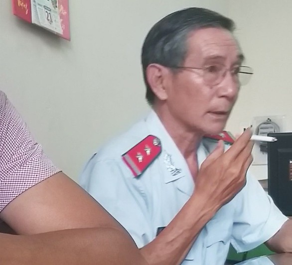 Vừa hút thuốc vừa từ chối đơn công dân: xử lý nghiêm! - Ảnh 1. Vừa hút thuốc vừa từ chối đơn công dân: xử lý nghiêm! - Ảnh 1.