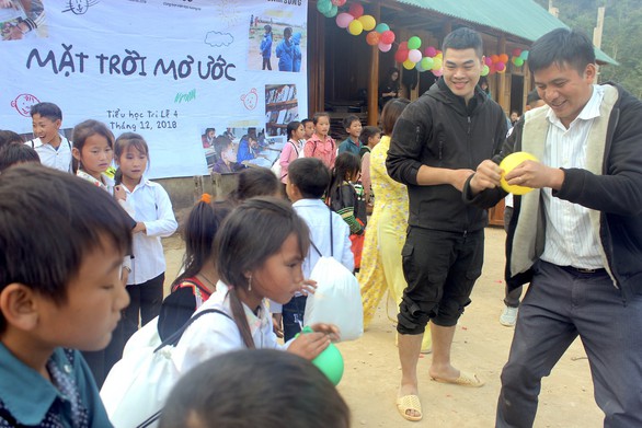 Mùa giáng sinh ý nghĩa cùng trẻ em vùng cao - Ảnh 1. Mùa giáng sinh ý nghĩa cùng trẻ em vùng cao - Ảnh 1.