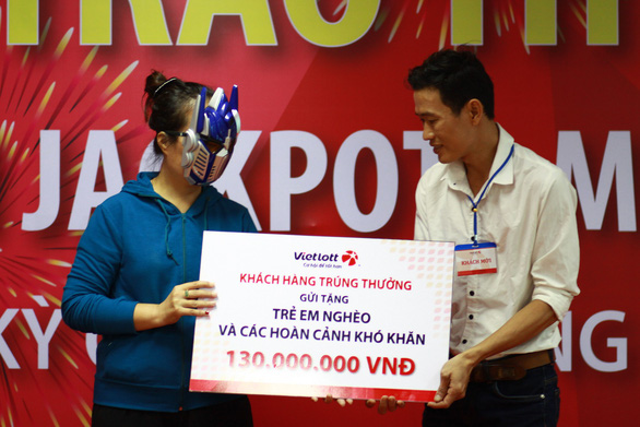 Trúng số 13,3 tỉ, tặng 280 triệu đồng cho trẻ em và người nghèo - Ảnh 1. Trúng số 13,3 tỉ, tặng 280 triệu đồng cho trẻ em và người nghèo - Ảnh 1.