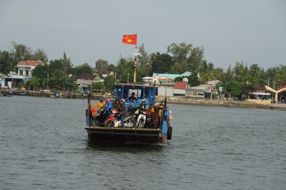 Phà hư sửa 2 tháng chưa xong, dân xã đảo lao đao - Ảnh 2. Phà hư sửa 2 tháng chưa xong, dân xã đảo lao đao - Ảnh 2.
