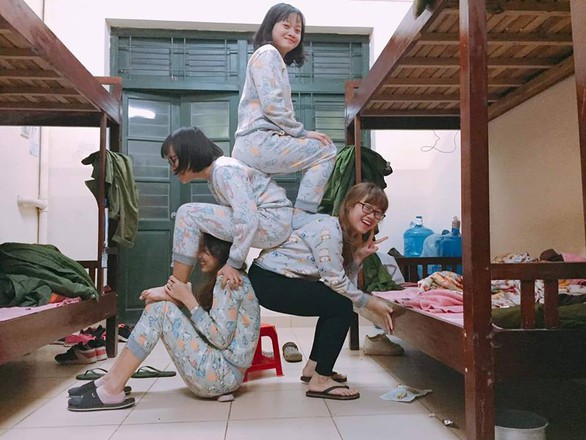 Chụp ảnh ngồi chồng lên nhau: vui nhưng coi chừng nguy hiểm - Ảnh 3. Chụp ảnh ngồi chồng lên nhau: vui nhưng coi chừng nguy hiểm - Ảnh 3.