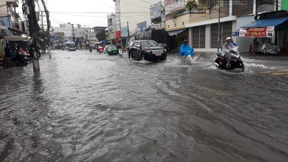Nha Trang mưa ngập nhiều tuyến phố, dân vùng sạt lở sơ tán - Ảnh 2. Nha Trang mưa ngập nhiều tuyến phố, dân vùng sạt lở sơ tán - Ảnh 2.