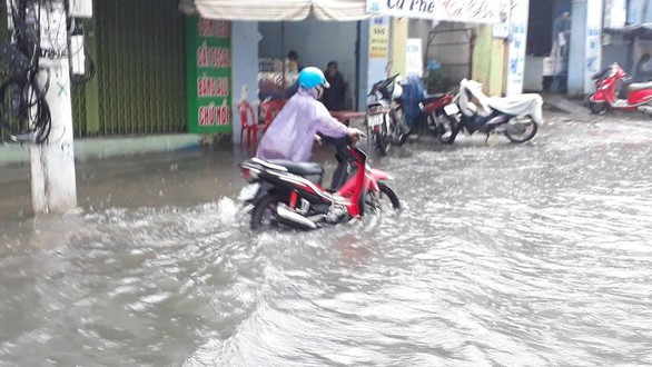 Nha Trang mưa ngập nhiều tuyến phố, dân vùng sạt lở sơ tán - Ảnh 1. Nha Trang mưa ngập nhiều tuyến phố, dân vùng sạt lở sơ tán - Ảnh 1.