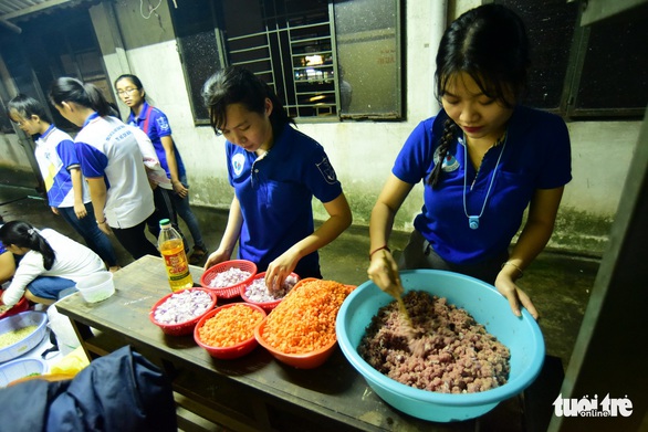 Những bát cháo tình người trên đường phố 2h sáng - Ảnh 6. Những bát cháo tình người trên đường phố 2h sáng - Ảnh 6.
