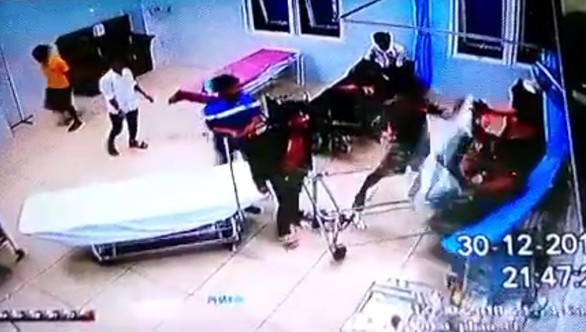 Nhóm thanh niên tấn công dân quân tự vệ từ trụ sở vào tận bệnh viện - Ảnh 2. Nhóm thanh niên tấn công dân quân tự vệ từ trụ sở vào tận bệnh viện - Ảnh 2.