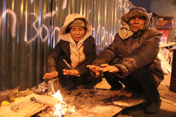 Tặng chăn ấm trong đêm Hà Nội co ro vì giá rét - Ảnh 1. Tặng chăn ấm trong đêm Hà Nội co ro vì giá rét - Ảnh 1.
