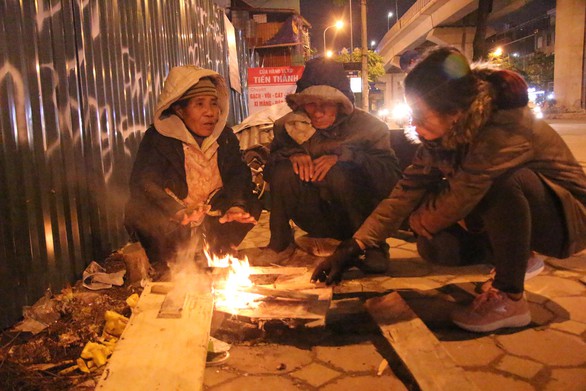 Tặng chăn ấm trong đêm Hà Nội co ro vì giá rét - Ảnh 6. Tặng chăn ấm trong đêm Hà Nội co ro vì giá rét - Ảnh 6.