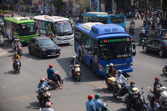 Trợ giá 1.000 tỉ mỗi năm, khách đi xe buýt vẫn giảm - Ảnh 2. Trợ giá 1.000 tỉ mỗi năm, khách đi xe buýt vẫn giảm - Ảnh 2.