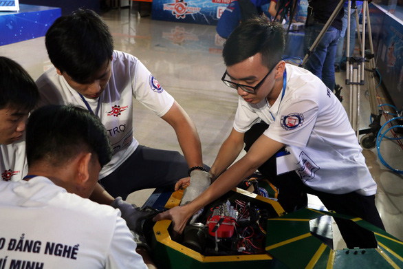 Xem robot đại chiến trong trường đại học - Ảnh 5. Xem robot đại chiến trong trường đại học - Ảnh 5.