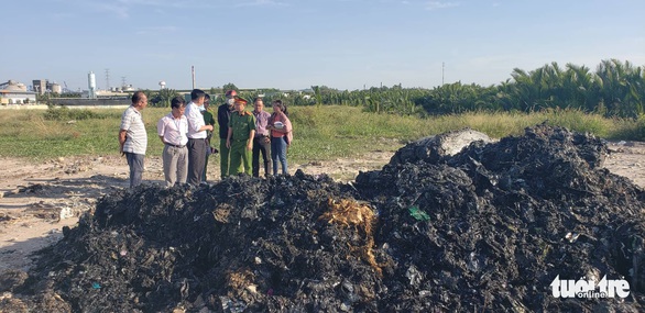 Vụ đem chất thải san lấp mặt bằng: khai quật tiếp điểm nghi chôn lấp - Ảnh 3. Vụ đem chất thải san lấp mặt bằng: khai quật tiếp điểm nghi chôn lấp - Ảnh 3.
