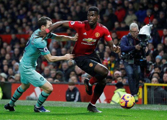 M.U hòa Arsenal trong trận cầu của những sai lầm - Ảnh 1. M.U hòa Arsenal trong trận cầu của những sai lầm - Ảnh 1.