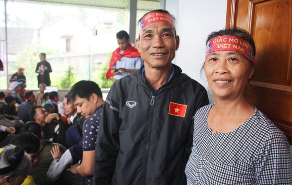 Mẹ Công Phượng, Văn Đức ra Hà Nội cổ vũ con đá ở Mỹ Đình - Ảnh 2. Mẹ Công Phượng, Văn Đức ra Hà Nội cổ vũ con đá ở Mỹ Đình - Ảnh 2.