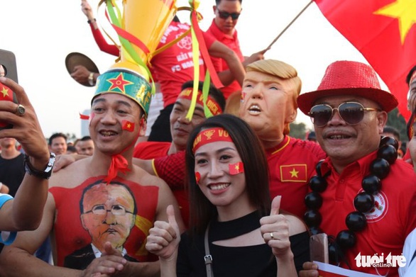 Cổ động viên nhuộm đỏ sân Mỹ Đình, sẵn sàng cháy cùng trận bán kết - Ảnh 7. Cổ động viên nhuộm đỏ sân Mỹ Đình, sẵn sàng cháy cùng trận bán kết - Ảnh 7.