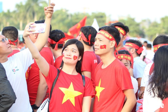 Cổ động viên nhuộm đỏ sân Mỹ Đình, sẵn sàng cháy cùng trận bán kết - Ảnh 11. Cổ động viên nhuộm đỏ sân Mỹ Đình, sẵn sàng cháy cùng trận bán kết - Ảnh 11.