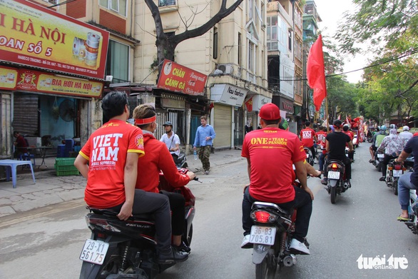 Cổ động viên nhuộm đỏ sân Mỹ Đình, sẵn sàng cháy cùng trận bán kết - Ảnh 19. Cổ động viên nhuộm đỏ sân Mỹ Đình, sẵn sàng cháy cùng trận bán kết - Ảnh 19.