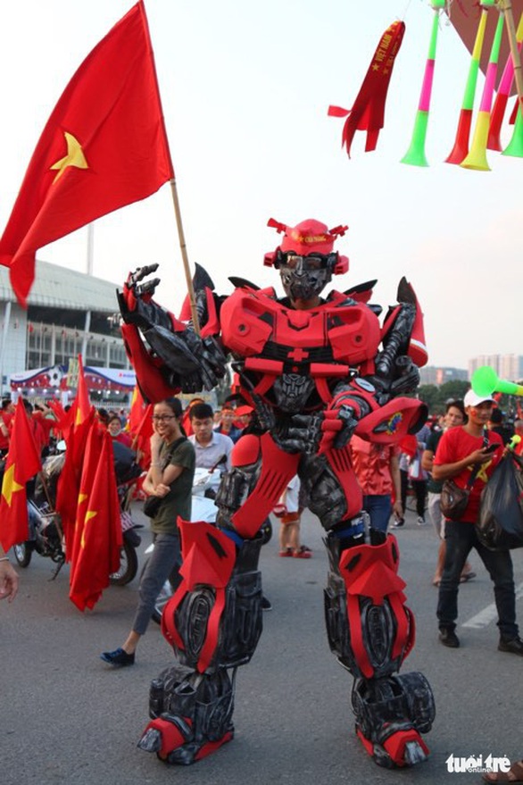 Cổ động viên nhuộm đỏ sân Mỹ Đình, sẵn sàng cháy cùng trận bán kết - Ảnh 9. Cổ động viên nhuộm đỏ sân Mỹ Đình, sẵn sàng cháy cùng trận bán kết - Ảnh 9.
