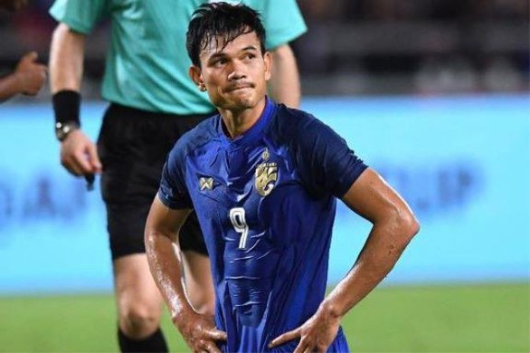 Adisak sút hỏng phạt đền vì... suy nghĩ quá nhiều - Ảnh 1. Adisak sút hỏng phạt đền vì... suy nghĩ quá nhiều - Ảnh 1.