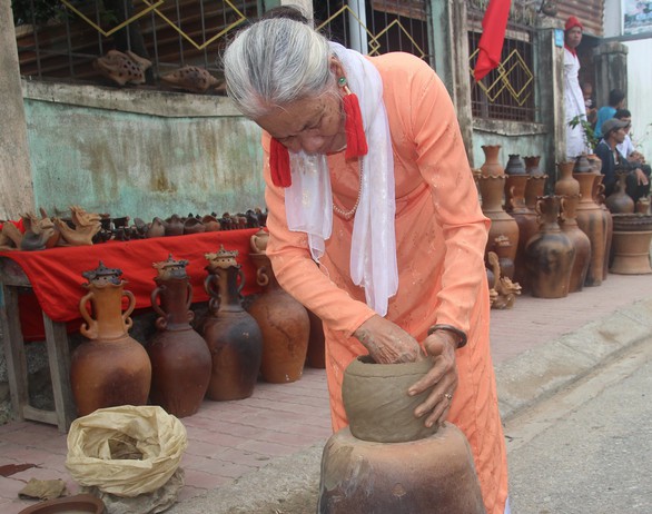 Đồng bào Chăm làm gốm, trưng bày dọc Đường gốm Bàu Trúc - Ảnh 4. Đồng bào Chăm làm gốm, trưng bày dọc Đường gốm Bàu Trúc - Ảnh 4.