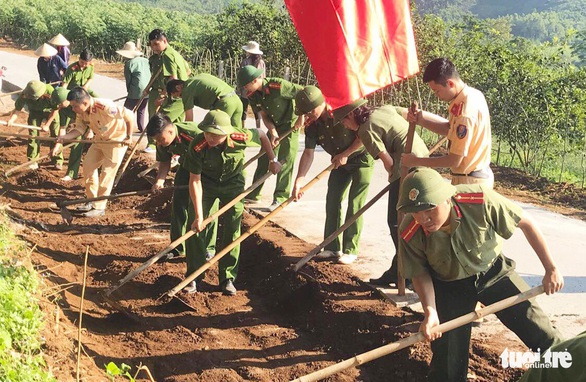 Dân hiến đất mở đường, xây miếu tri ân hai liệt sĩ phi công - Ảnh 1. Dân hiến đất mở đường, xây miếu tri ân hai liệt sĩ phi công - Ảnh 1.