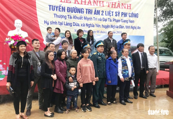 Dân hiến đất mở đường, xây miếu tri ân hai liệt sĩ phi công - Ảnh 2. Dân hiến đất mở đường, xây miếu tri ân hai liệt sĩ phi công - Ảnh 2.
