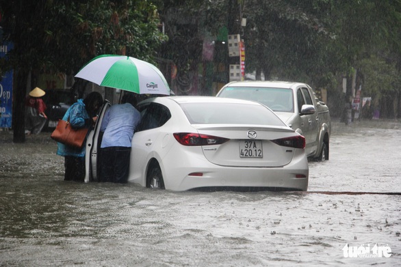 Mưa lớn, nhiều tuyến đường ở Vinh thành sông’ - Ảnh 6. Mưa lớn, nhiều tuyến đường ở Vinh thành sông’ - Ảnh 6.