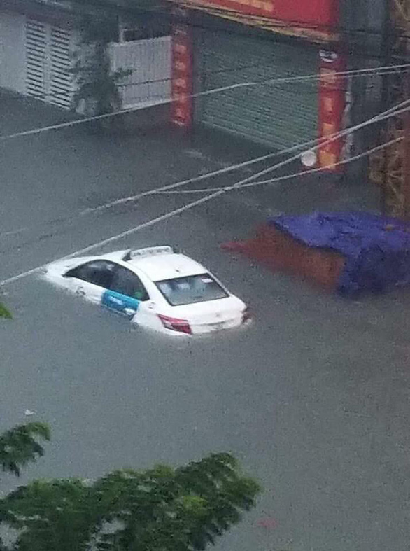 Ôtô đuối nước la liệt tại Đà Nẵng sau đêm mưa - Ảnh 5.