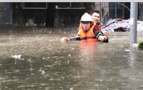Mưa lớn kéo dài, Đà Nẵng tốc lực đào kênh thoát nước - Ảnh 6. Mưa lớn kéo dài, Đà Nẵng tốc lực đào kênh thoát nước - Ảnh 6.