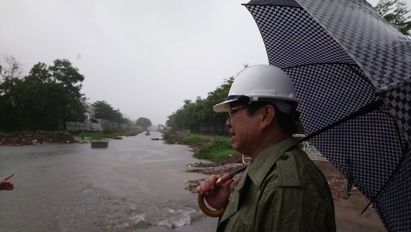 Mưa lớn kéo dài, Đà Nẵng tốc lực đào kênh thoát nước - Ảnh 5. Mưa lớn kéo dài, Đà Nẵng tốc lực đào kênh thoát nước - Ảnh 5.