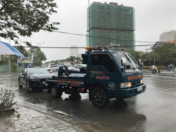 Mưa lớn kéo dài, Đà Nẵng tốc lực đào kênh thoát nước - Ảnh 8. Mưa lớn kéo dài, Đà Nẵng tốc lực đào kênh thoát nước - Ảnh 8.
