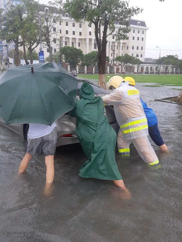 Mưa lớn kéo dài, Đà Nẵng tốc lực đào kênh thoát nước - Ảnh 7. Mưa lớn kéo dài, Đà Nẵng tốc lực đào kênh thoát nước - Ảnh 7.