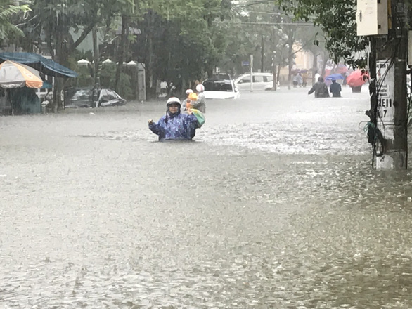 Mưa lớn kéo dài, Đà Nẵng tốc lực đào kênh thoát nước - Ảnh 1. Mưa lớn kéo dài, Đà Nẵng tốc lực đào kênh thoát nước - Ảnh 1.