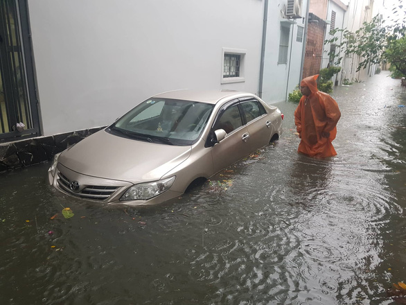Ôtô đuối nước la liệt tại Đà Nẵng sau đêm mưa - Ảnh 3.