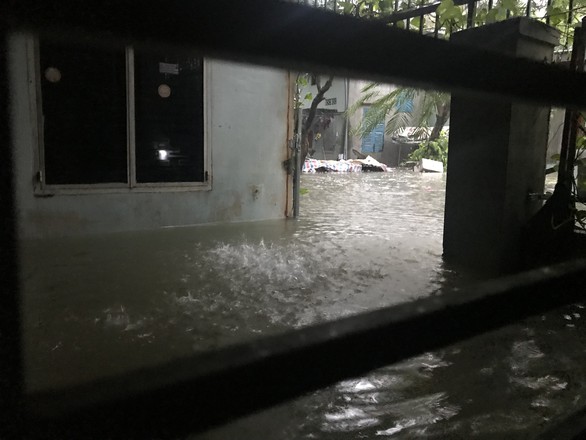 Sau một đêm mưa lớn, Đà Nẵng ngập nặng - Ảnh 7. Sau một đêm mưa lớn, Đà Nẵng ngập nặng - Ảnh 7.