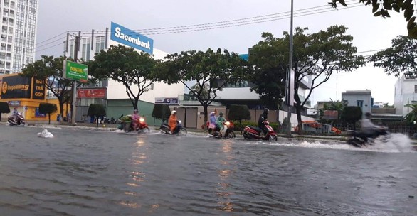 Sau một đêm mưa lớn, Đà Nẵng ngập nặng - Ảnh 9. Sau một đêm mưa lớn, Đà Nẵng ngập nặng - Ảnh 9.