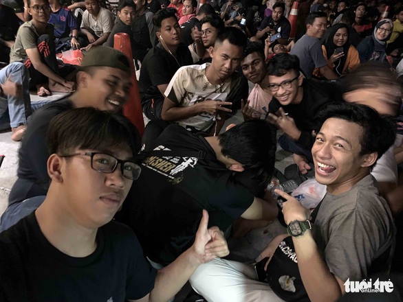 Từ tối 8-12, cả ngàn CĐV Malaysia đã xếp hàng chờ mua vé trận Malaysia - VN - Ảnh 1. Từ tối 8-12, cả ngàn CĐV Malaysia đã xếp hàng chờ mua vé trận Malaysia - VN - Ảnh 1.