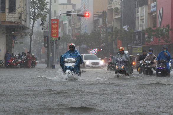 Miền Trung đón đợt mưa lớn trái mùa, có nơi trên 400mm - Ảnh 1.