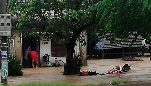 Mưa lớn suốt 2 ngày, nhiều nơi ở Quảng Nam, Bình Định ngập sâu - Ảnh 10. Mưa lớn suốt 2 ngày, nhiều nơi ở Quảng Nam, Bình Định ngập sâu - Ảnh 10.