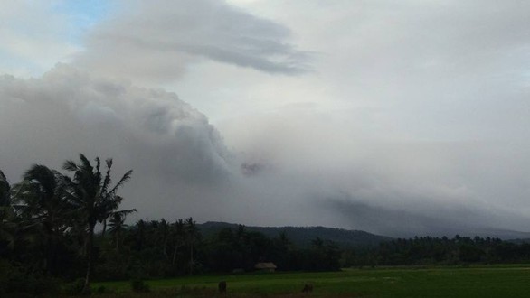 Núi lửa Mayon phun trào, Philippines cảnh báo du khách - Ảnh 2. Núi lửa Mayon phun trào, Philippines cảnh báo du khách - Ảnh 2.