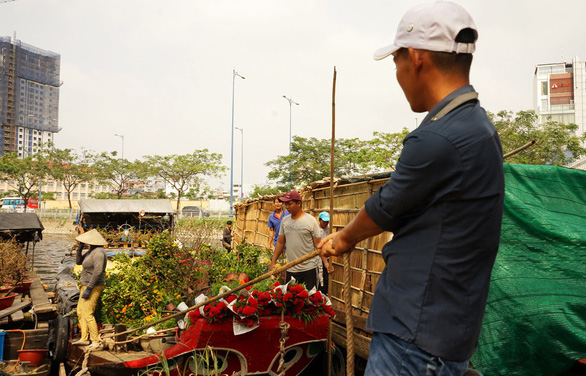 Hoa xuân Bình Đông trên bến dưới thuyền tấp nập sông nước Sài Gòn - Ảnh 5.