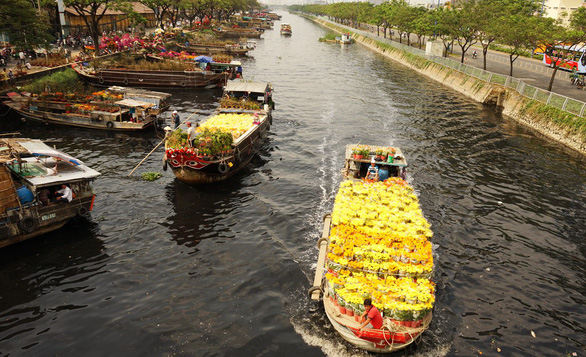 Hoa xuân Bình Đông trên bến dưới thuyền tấp nập sông nước Sài Gòn - Ảnh 1.