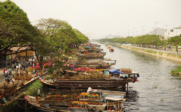 Hoa xuân Bình Đông trên bến dưới thuyền tấp nập sông nước Sài Gòn - Ảnh 8.