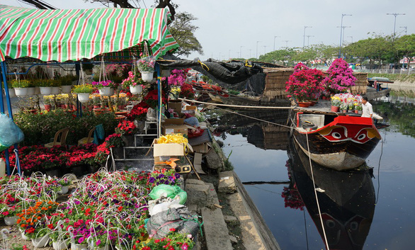 Hoa xuân Bình Đông trên bến dưới thuyền tấp nập sông nước Sài Gòn - Ảnh 12.