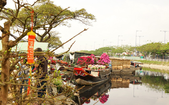 Hoa xuân Bình Đông trên bến dưới thuyền tấp nập sông nước Sài Gòn - Ảnh 13.