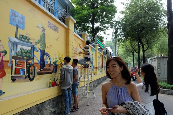 ‘Thêm tết’ cho những bức tranh đường phố - Ảnh 2. ‘Thêm tết’ cho những bức tranh đường phố - Ảnh 2.
