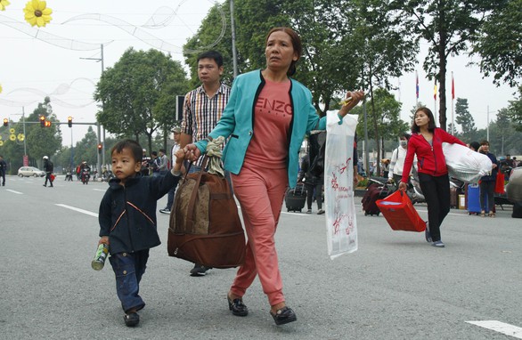 Tàu xe nghĩa tình đưa hàng ngàn công nhân về quê đón tết - Ảnh 10. Tàu xe nghĩa tình đưa hàng ngàn công nhân về quê đón tết - Ảnh 10.