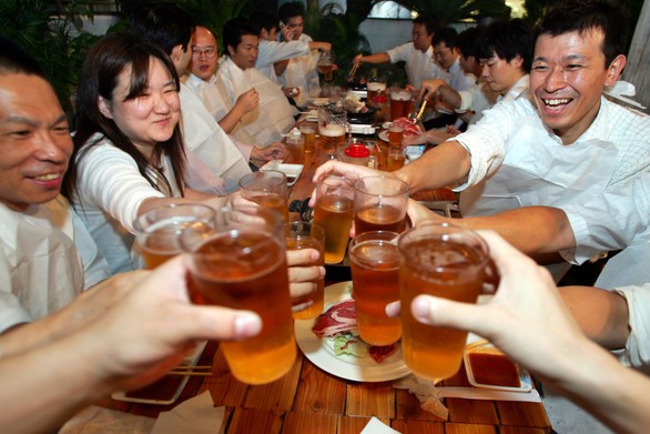 Người châu Á dễ đỏ mặt khi uống bia, vì sao? - Ảnh 1. Người châu Á dễ đỏ mặt khi uống bia, vì sao? - Ảnh 1.