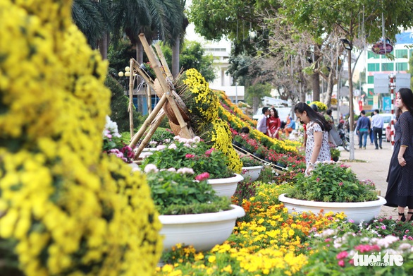 Buôn Ma Thuột lần đầu làm đường hoa đón tết - Ảnh 1. Buôn Ma Thuột lần đầu làm đường hoa đón tết - Ảnh 1.